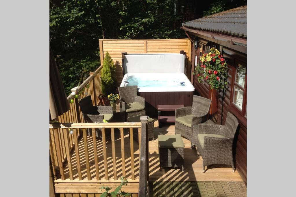 Mistletoe One Luxury Lodge With Hot Tub Windermere Extérieur photo