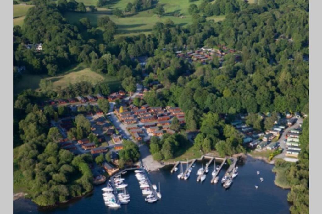 Mistletoe One Luxury Lodge With Hot Tub Windermere Extérieur photo
