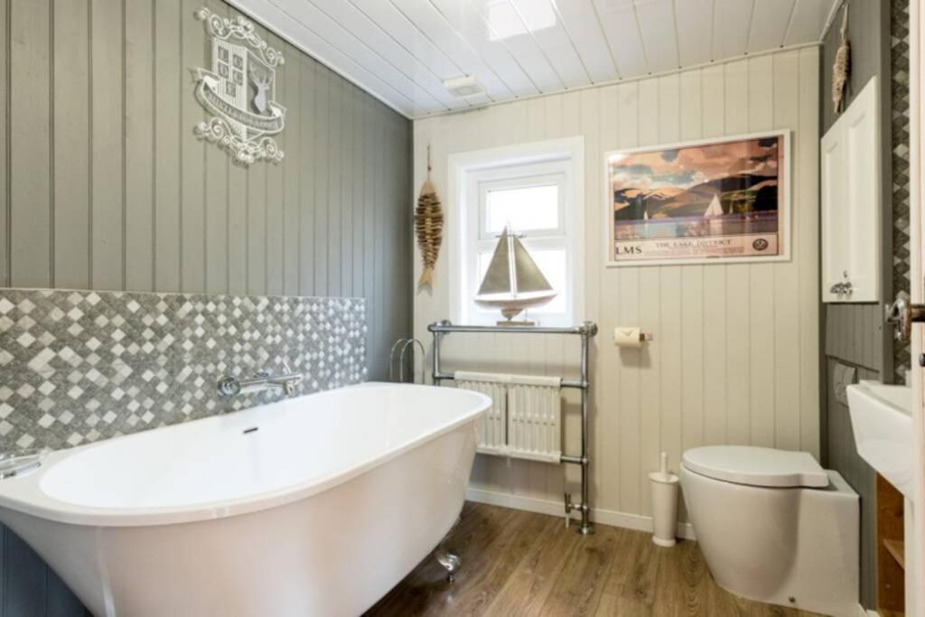 Mistletoe One Luxury Lodge With Hot Tub Windermere Extérieur photo