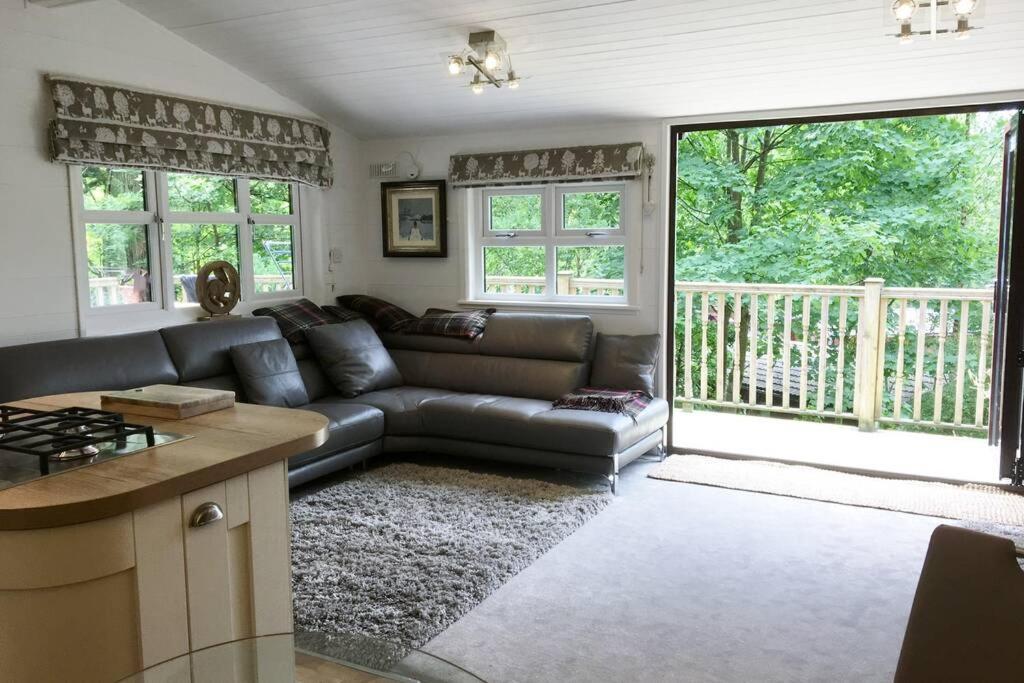 Mistletoe One Luxury Lodge With Hot Tub Windermere Extérieur photo