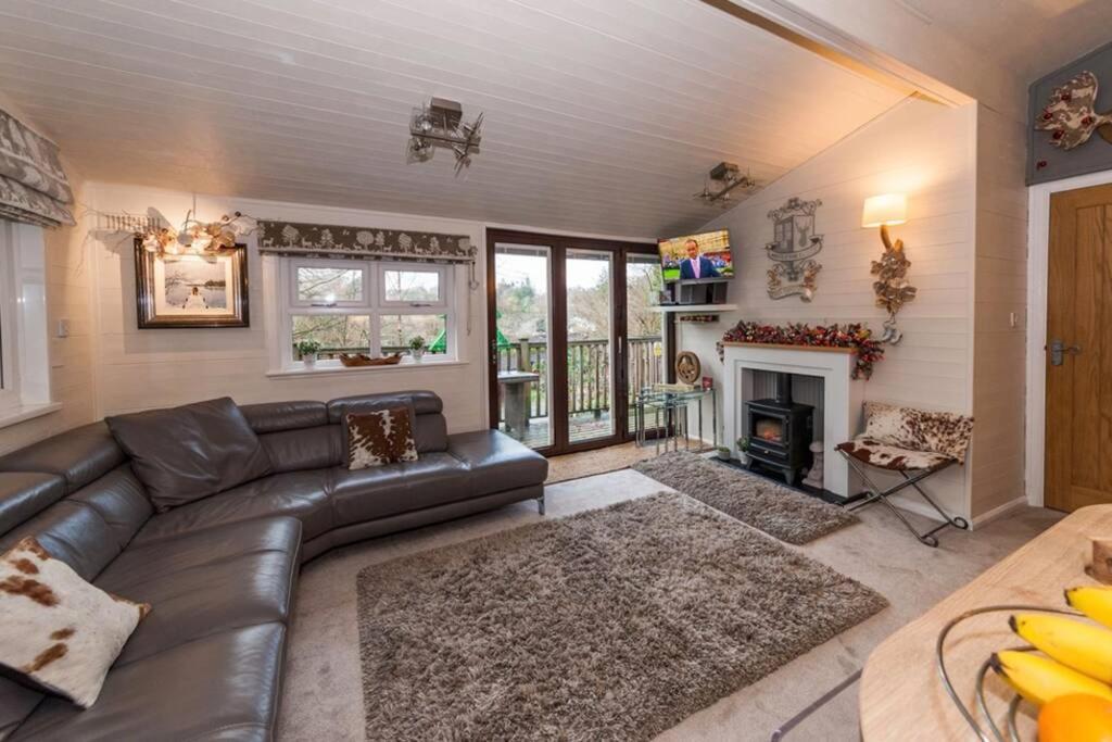 Mistletoe One Luxury Lodge With Hot Tub Windermere Extérieur photo