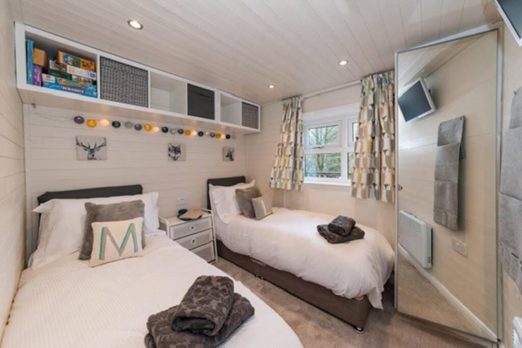 Mistletoe One Luxury Lodge With Hot Tub Windermere Extérieur photo