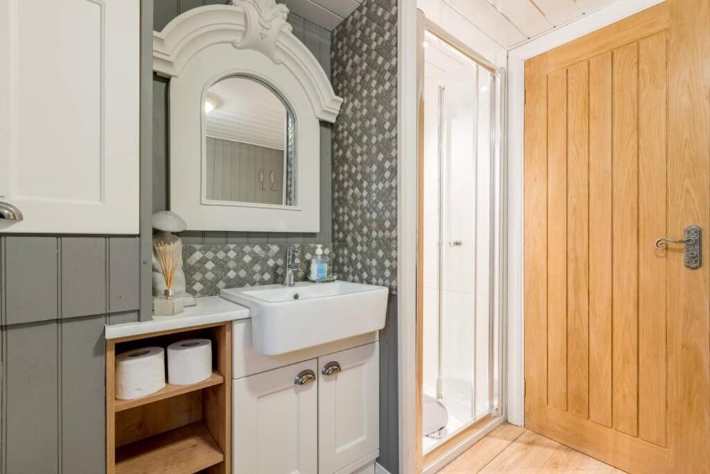Mistletoe One Luxury Lodge With Hot Tub Windermere Extérieur photo