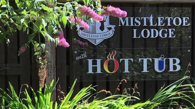 Mistletoe One Luxury Lodge With Hot Tub Windermere Extérieur photo